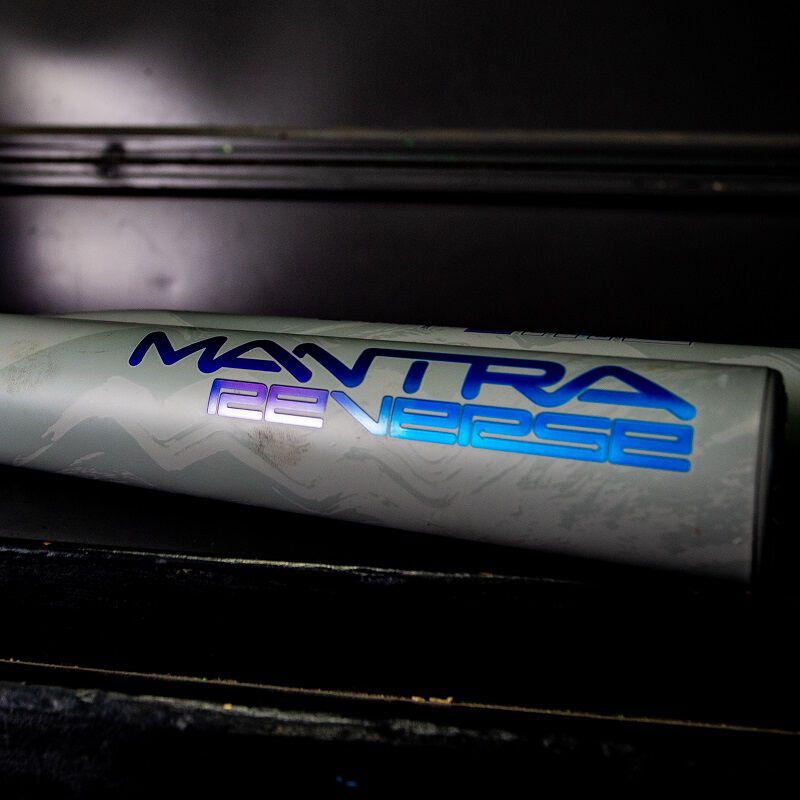 Picture of the Mantra Reverse logo on the end of the barrel of a Rawlings Mantra Reverse fastpitch softball bat loading=