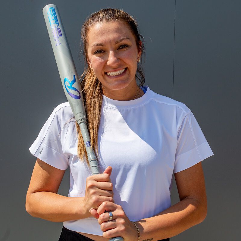 Picture of Kinzie Hansen with a Rawlings Mantra Reverse fastpitch softball bat loading=